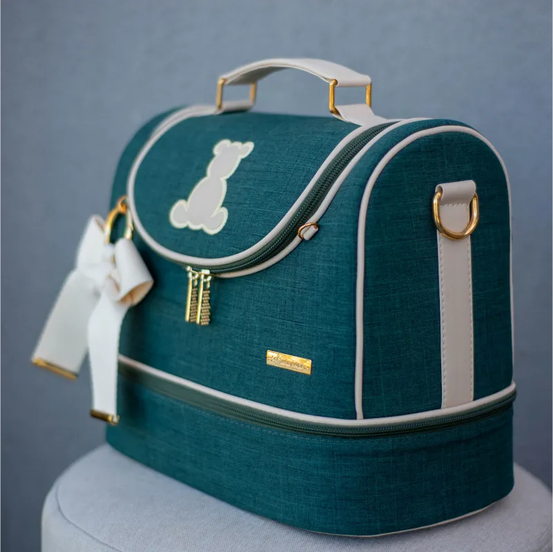 Frasqueira Baú - Linho Verde Musgo com Detalhes em Couro Bege Claro e Aplicação de Ursinho